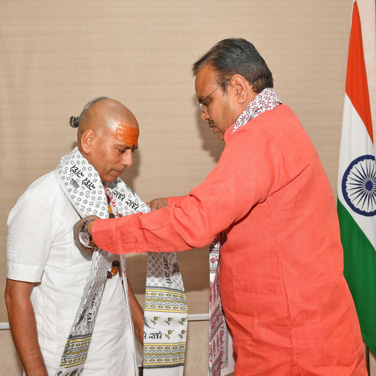 The rajpurohit community (@the_rajpurohits) on Twitter photo आज मुख्यमंत्री निवास जयपुर, पर मुख्यमंत्री श्री भजनलाल जी शर्मा ( <a href="/BhajanlalBjp/">Bhajanlal Sharma</a> ) से परम पूज्य गुरुदेव वेदान्ताचार्य श्री डॉ ध्यानाराम जी महाराज की स्नेहशील भेंट हुई। आज मुख्यमंत्री निवास जयपुर, पर मुख्यमंत्री श्री भजनलाल जी शर्मा ( <a href="/BhajanlalBjp/">Bhajanlal Sharma</a> ) से परम पूज्य गुरुदेव वेदान्ताचार्य श्री डॉ ध्यानाराम जी महाराज की स्नेहशील भेंट हुई।