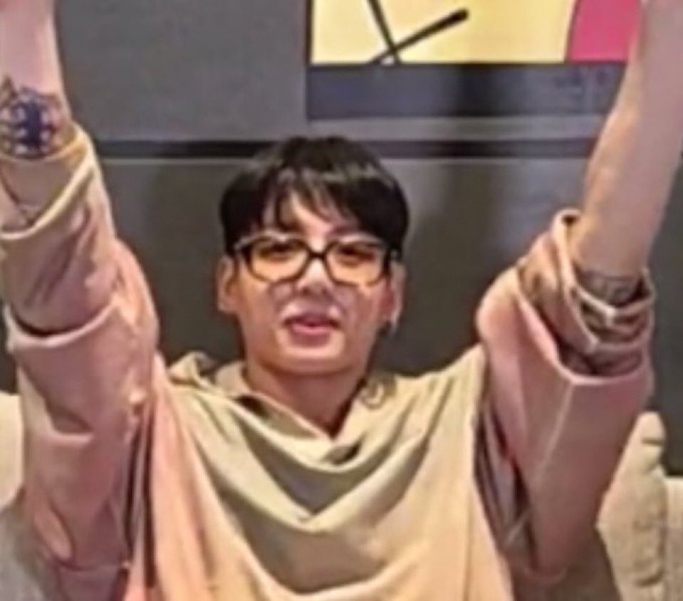 BTS Updates, News & Charts ⁷ tweet media