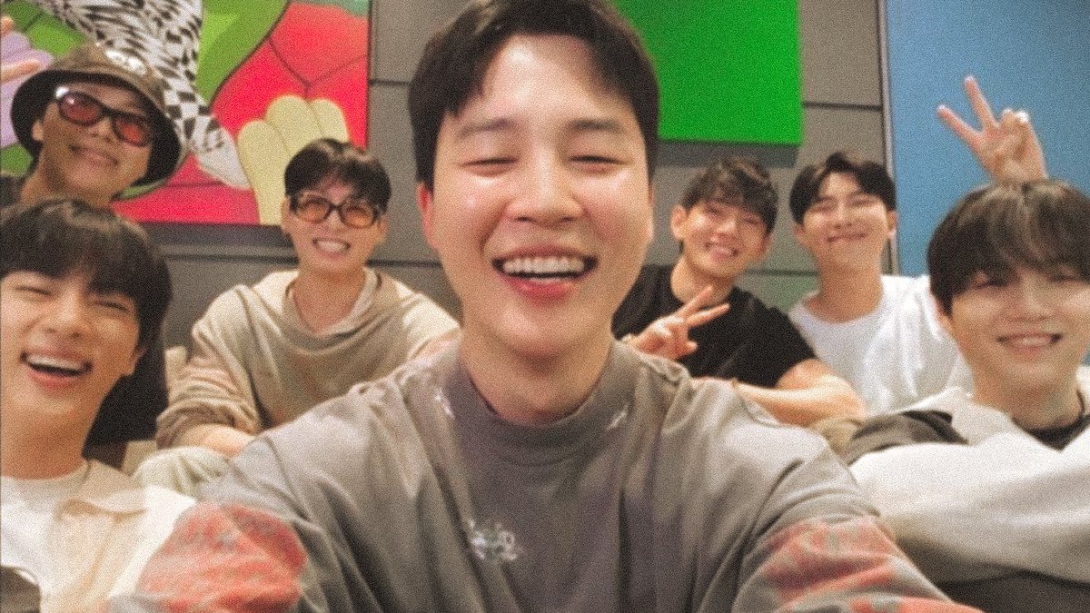 ExercitusInvict's tweet image. OFFICIALLY  BTS IS BACK 💜