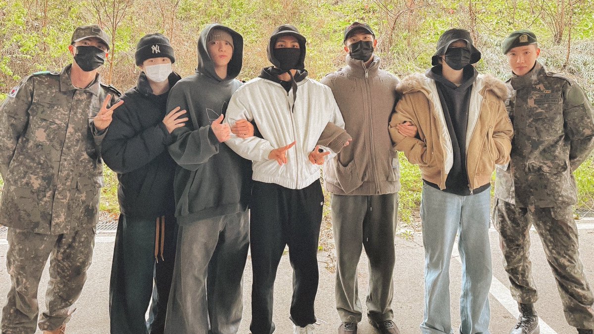 ExercitusInvict's tweet image. OFFICIALLY  BTS IS BACK 💜