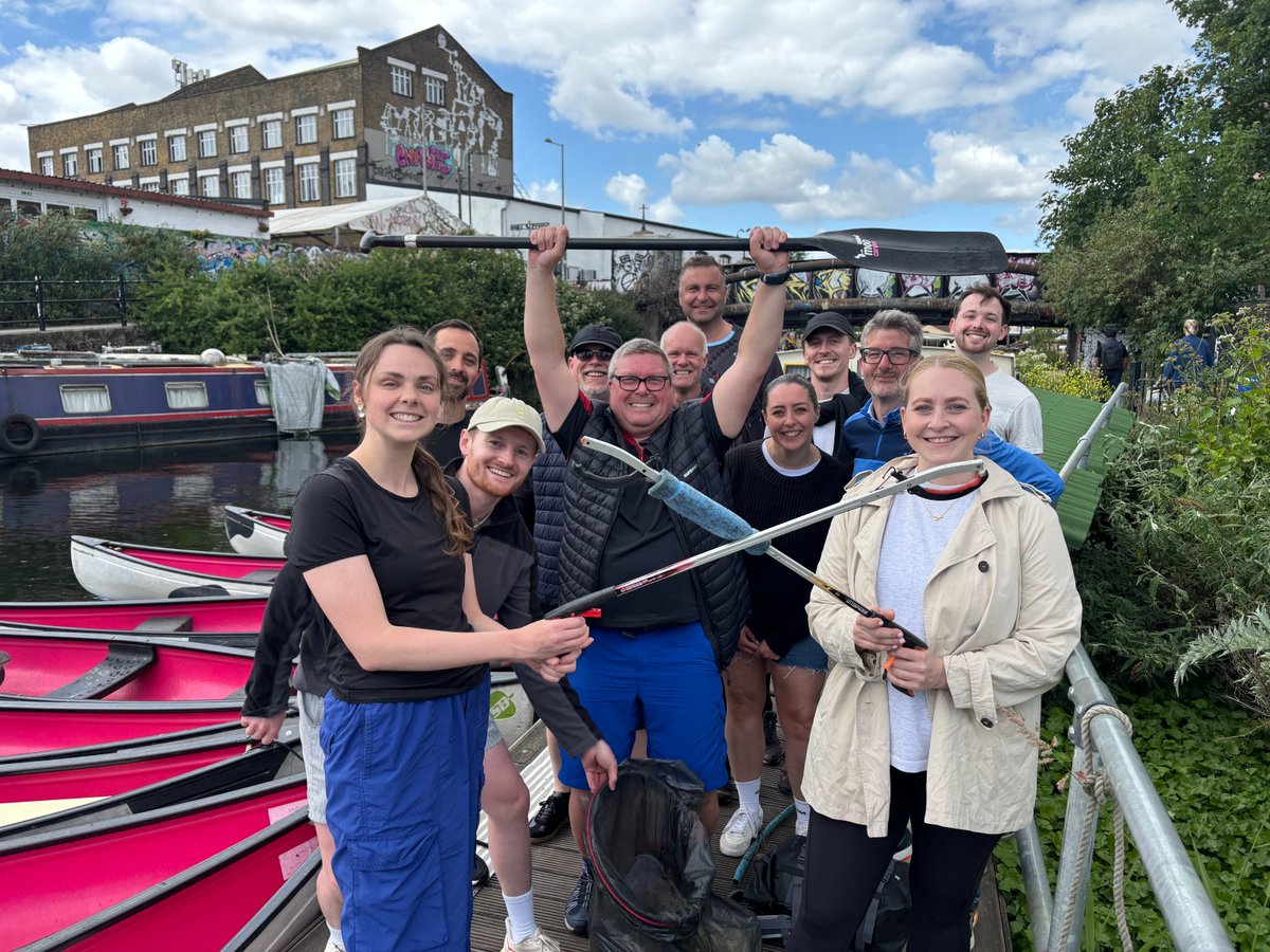 Our 1 Broadgate team swapped hard hats for paddles and took to the water at Hackney Wick Canal for a clean up with purpose in partnership with MooCanoes. 
🛶 Team: JLL UK, Perkins&amp;Will and Cordless Consultants.

#SocialValue  #Sustainability #CanalCleanUp #MooCanoes