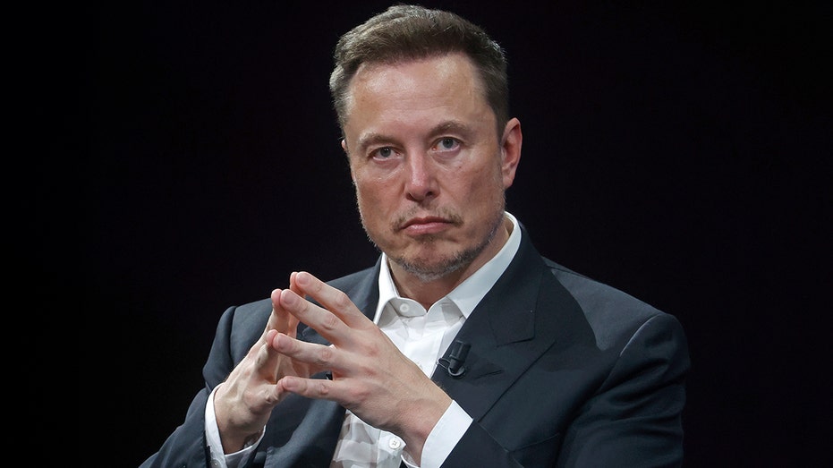 TimesAlgebraIND's tweet image. 🚨 REPORTER : Are you going to deport Elon Musk?
DONALD TRUMP : "We'll have to take a look. We will cut Tesla subsidies. Then Elon would probably head back home to South Africa"
ELON MUSK 🔥 : Cut it all !! We will definitely launch America Party if this big beautiful bill is…