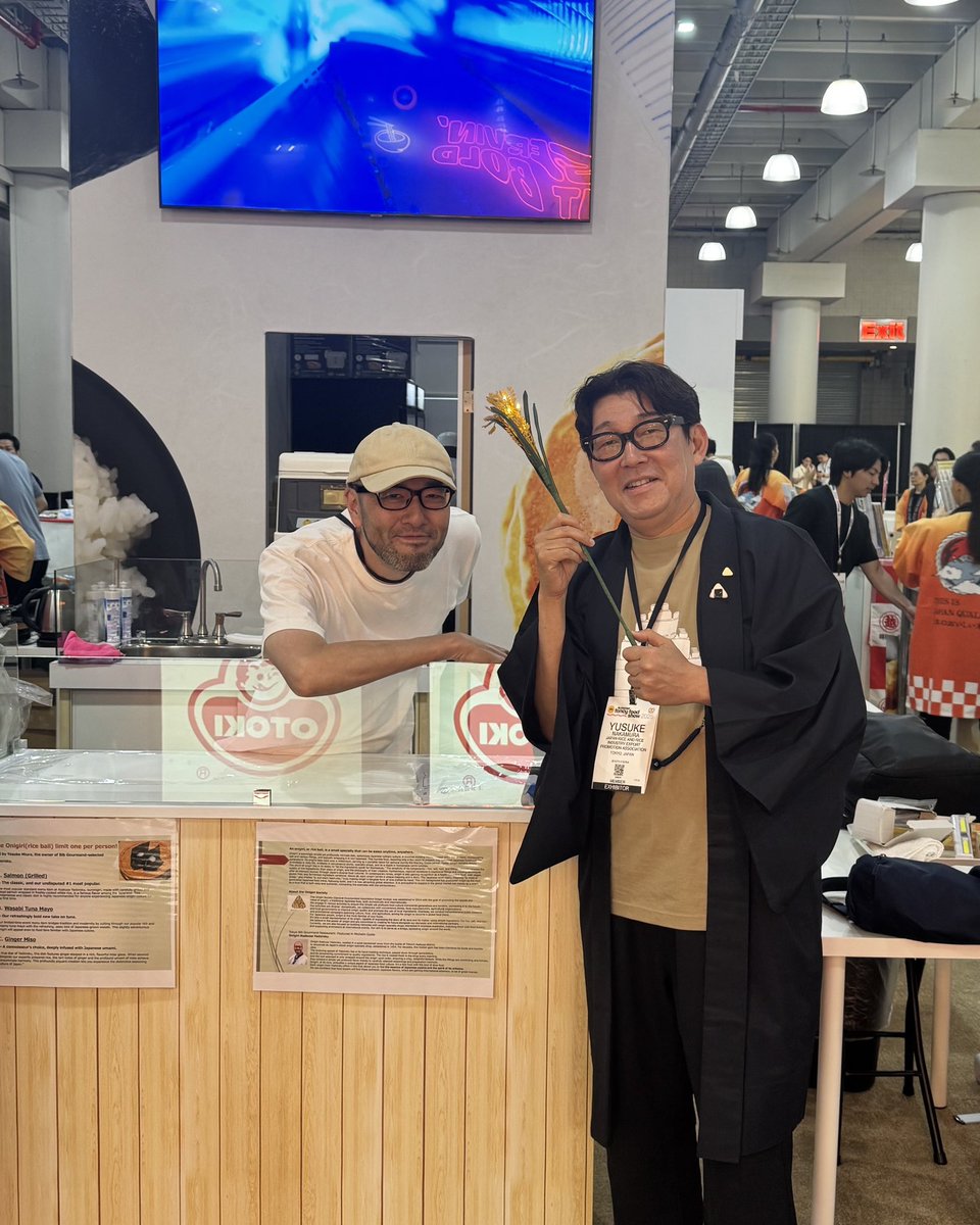 OnigiriSociety's tweet image. ニューヨークで開催の「Summer Fancy Food Show 2025」ジャパンパビリオンにておにぎりのデモンストレーション開催中🍙‼️
2日目も無事に終了し、本日は最終日です!
ご飯の炊きあがりを狙って並んでくれる人たちもいて、多くの人におにぎりを楽しんでもらっています!
Onigiri demonstration is…