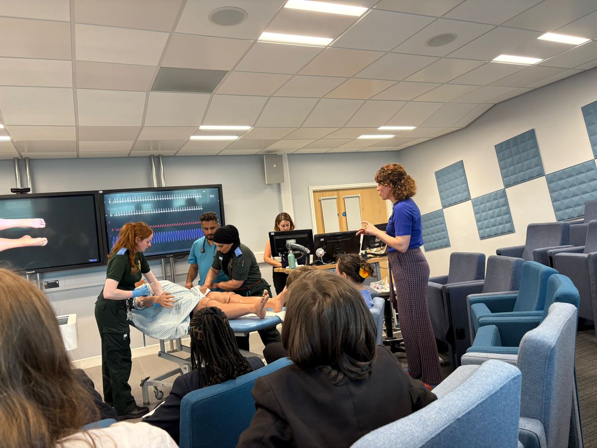 TrinityAcademyH's tweet image. Four of our Year 8 students are taking the role of detectives this week. 🕵️‍♂️ They have been investigating a mock crime at the University of Bradford. Today students have been learning how CSI and Forensic Scientists work. 🔍