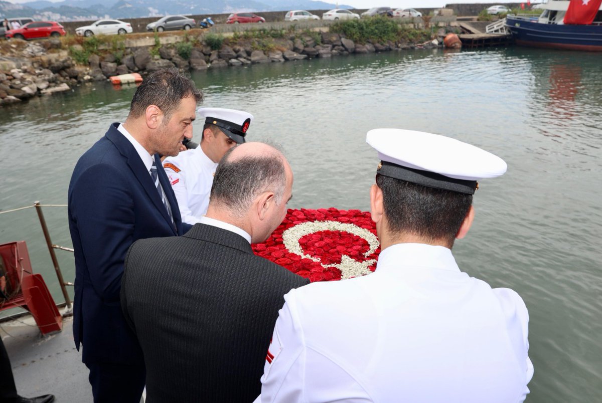 Denizcilik ve Kabotaj Bayramı dolayısıyla düzenlenen törene katıldık. Geleceğimizin teminatı olan evlatlarımızın sergilediği anlamlı gösteriler hepimizi gururlandırdı. Emek veren tüm öğrencilerimize ve eğitmenlerine teşekkür ediyorum.

Program sonunda şehitlerimizin aziz