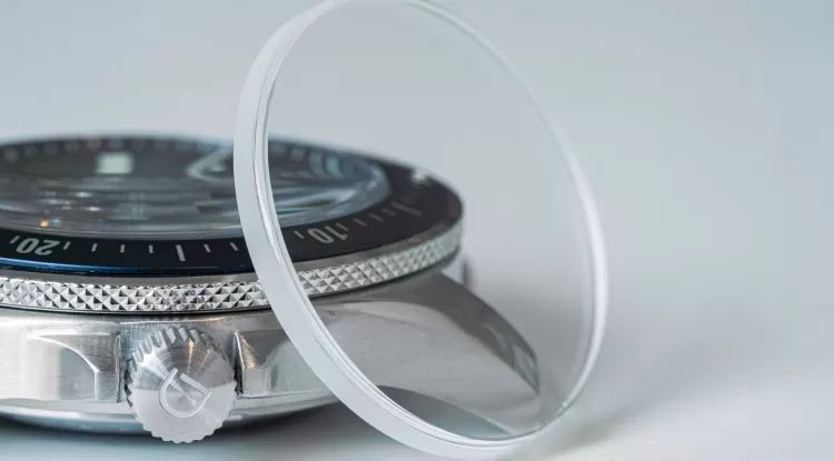 Sapphire crystal vs mineral glass: which is best for your watch?thehorologylab.com/sapphire-cryst…