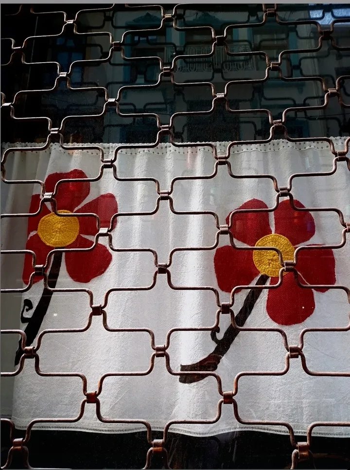 Beyoğlu Kaymakamlığı'nın aldığı güvenlik önlemleri nedeniyle sokağımıza erişilememektedir. Bugün mecburen kapalıyız, perşembe yeniden birlikteyiz.