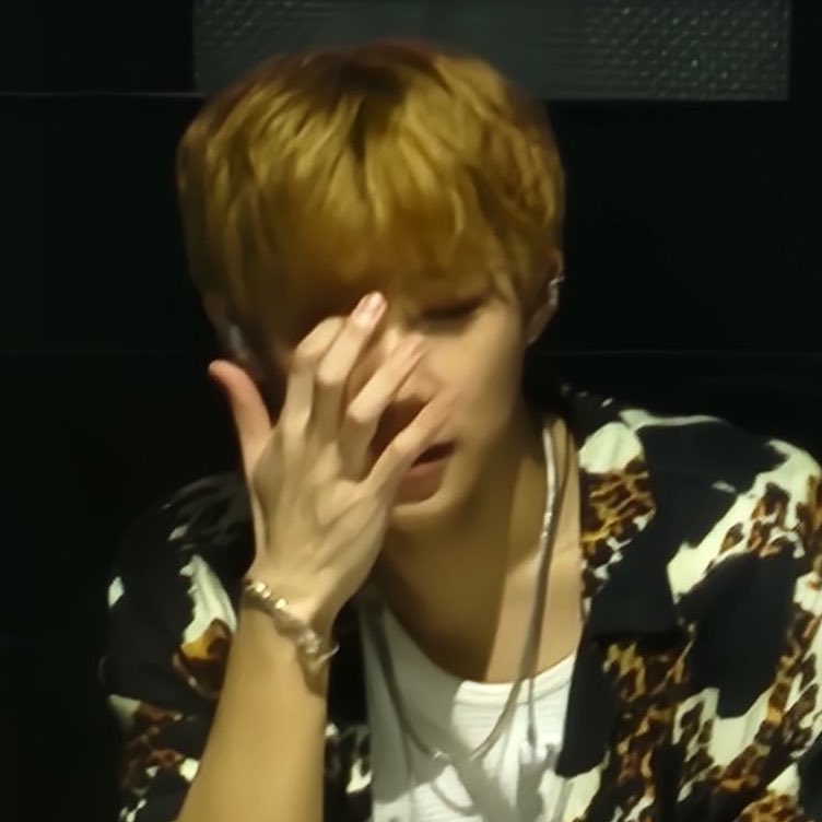 손은 태생부터 예쁘게 태어나야하는 부위인데
관리도 안 하는 손이 어떻게 이렇게 예쁠 수 있을까 
손 뿐만 아니라 손톱 바디까지 길고
하다하다 손바닥까지 예쁘다는 생각은 처음해봐
진지하게 어디까지 예쁠 예정이세요