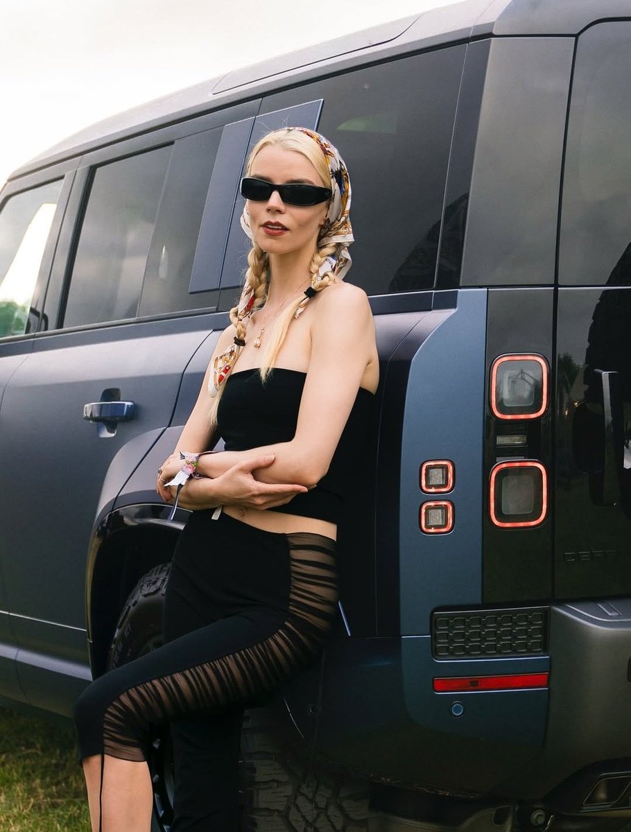 anyarchive's tweet image. pretty girls packed in a defender