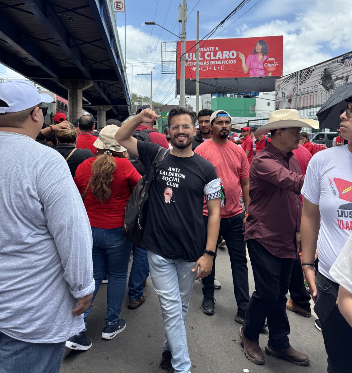 El Necio (@elnecio_cuba) on Twitter photo 🇭🇳 Después de recibir el reconocimiento de la presidenta <a href="/XiomaraCastroZ/">Xiomara Castro de Zelaya</a>, me quité el blazer, me amarré el pañuelo palestino al brazo izquierdo y me fui a las calles con mis compañeros y el pueblo obrero hondureño. Primero militante, primero latinoamericano SIEMPRE ✊🏽🔥 🇭🇳 Después de recibir el reconocimiento de la presidenta <a href="/XiomaraCastroZ/">Xiomara Castro de Zelaya</a>, me quité el blazer, me amarré el pañuelo palestino al brazo izquierdo y me fui a las calles con mis compañeros y el pueblo obrero hondureño. Primero militante, primero latinoamericano SIEMPRE ✊🏽🔥
