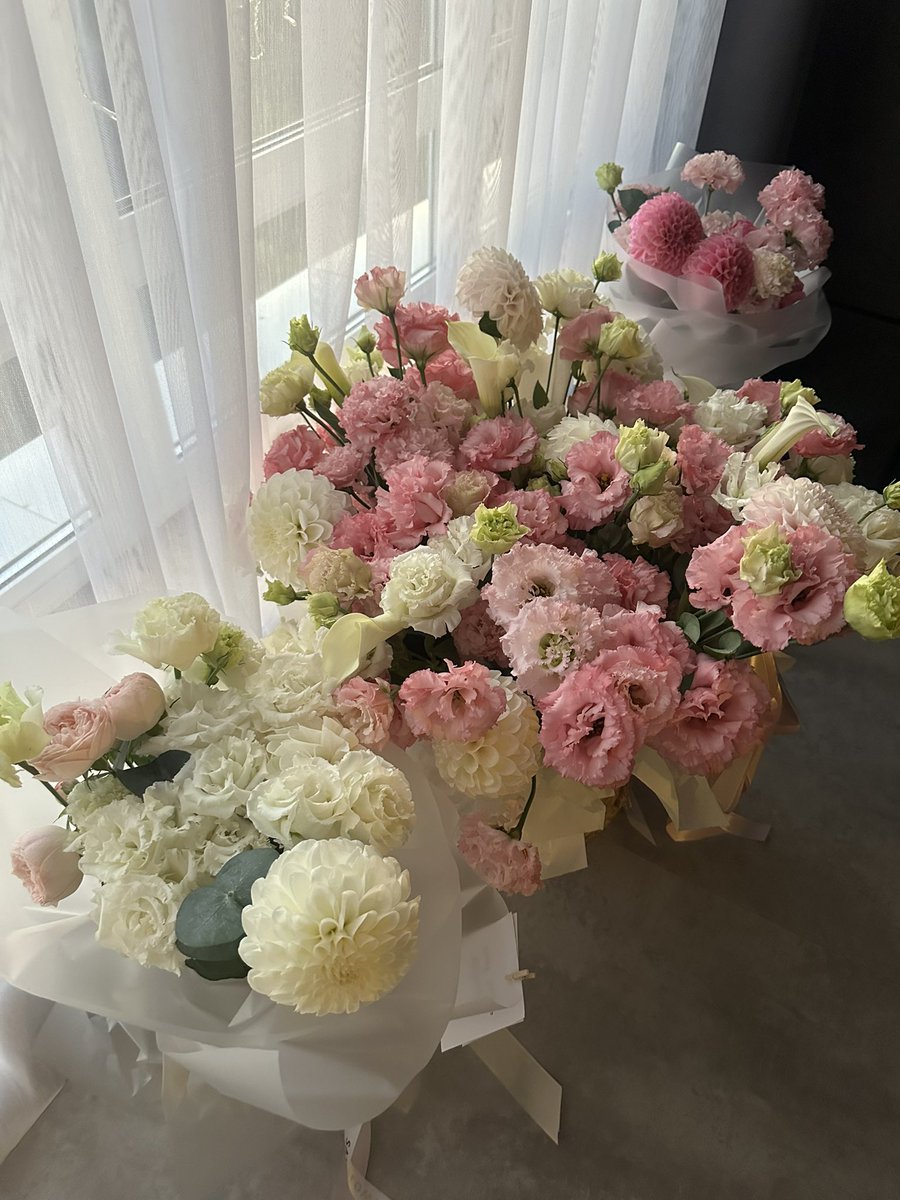 представляете мне подарили цветы, а так как у меня сейчас живут две подруги, им подарили тоже!!!

это мега мило!
и букеты такие красивые!
фото не передают размеры 
счастлива что теперь мне негде есть, потому что весь стол заняли цветы

(подарила подписчица кстати🤍)