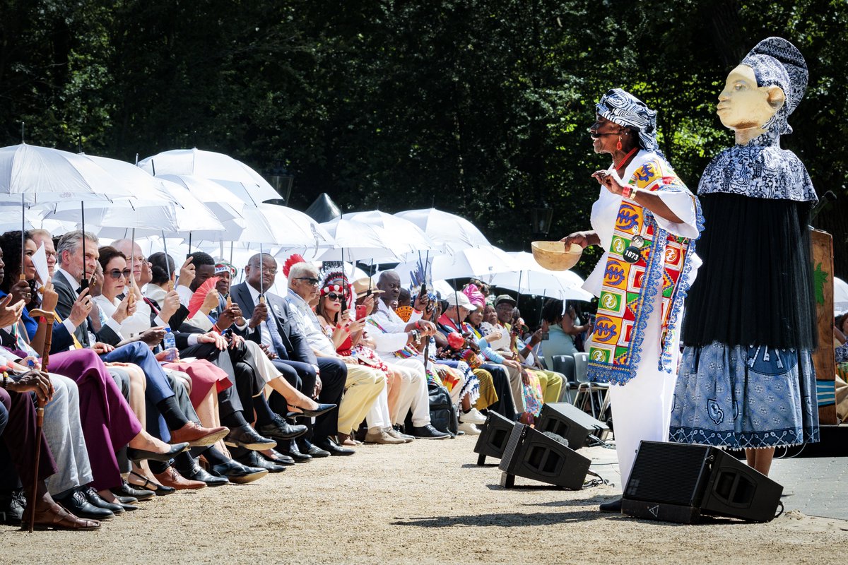 Nederlandse slavenhandelaren ontvoerden honderdduizenden mensen uit Afrika. Hele generaties stond een gruwelijk bestaan te wachten in de voormalige koloniën. De pijn van dit slavernijverleden werkt nog altijd door. Daar staan we vandaag, op #KetiKoti, bij stil. 1/2