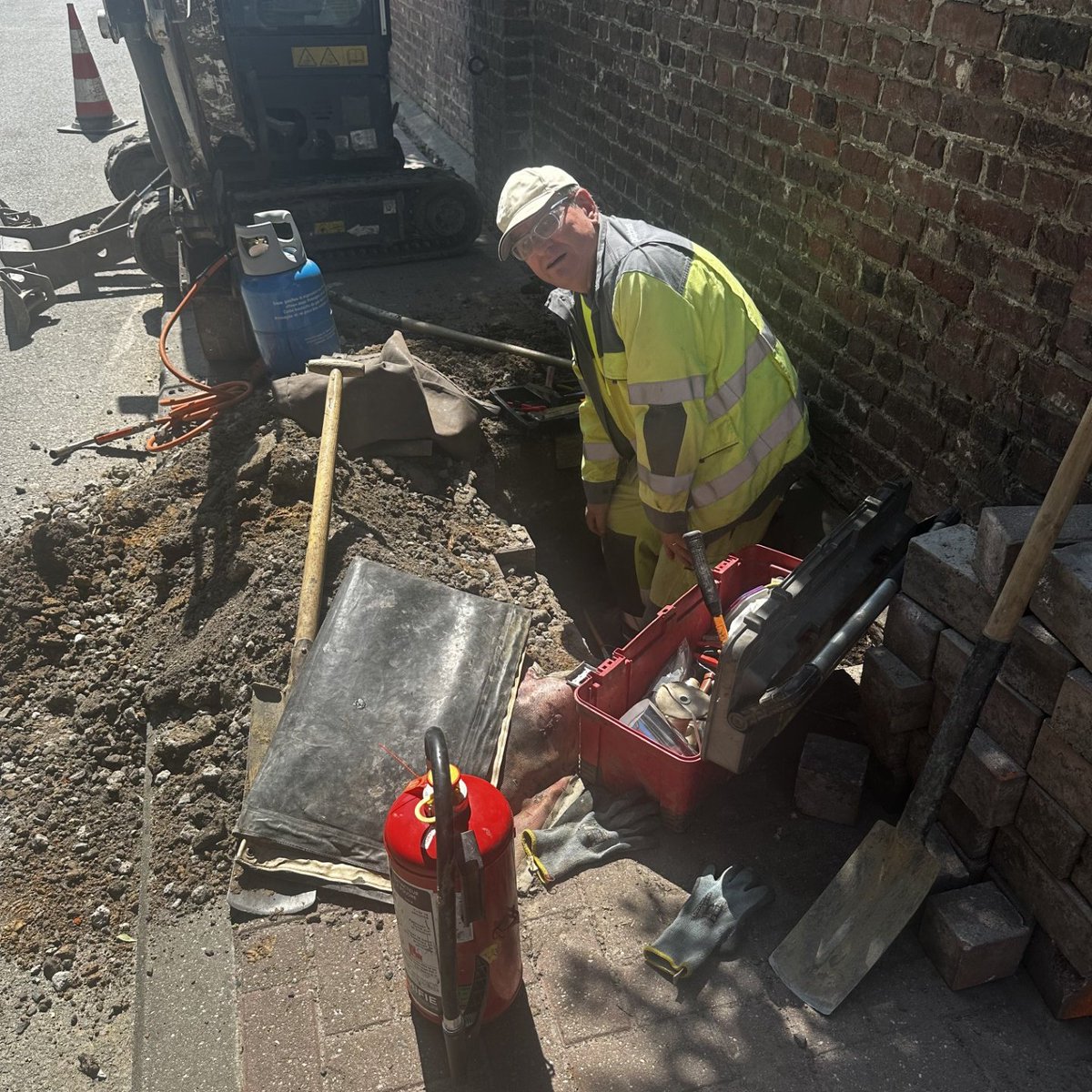#hittegolf in België. 🥵 We denken aan #TeamPossible, buiten aan het werk. Bravo en veel goede moed aan techniekers, lassers en alle andere collega's buiten voor hun toewijding en harde werk. 👏💯

#LifeAtProximus