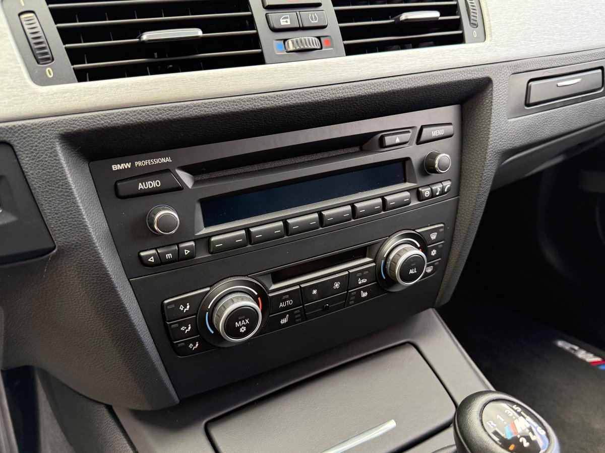 06E90's tweet image. This was peak BMW interior says I. BMW had the only HVAC controls I've see where you can have both the windshield and body HVAC active at the same time--something that's really nice on winter days up here in the Northeast.