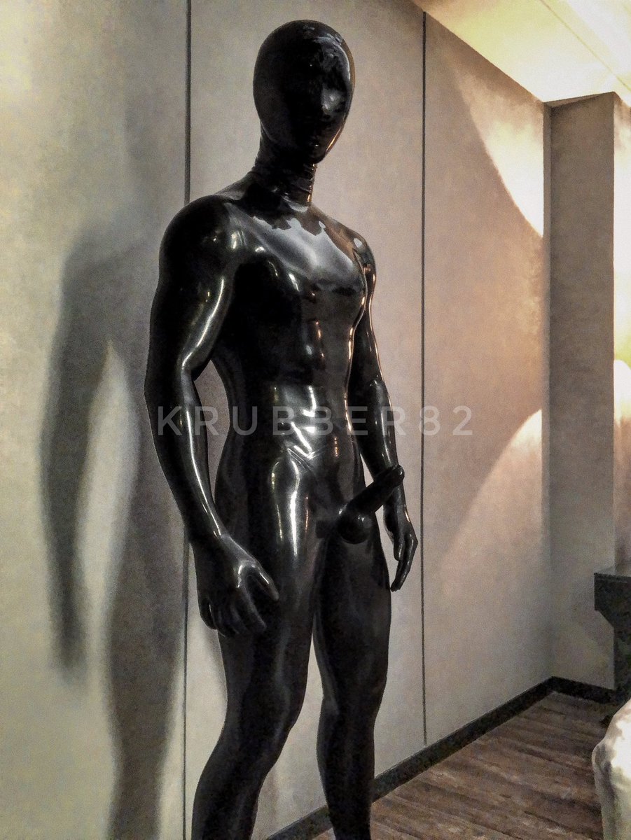 完美黑膠皮膚從頭到腳趾緊貼包覆全身。