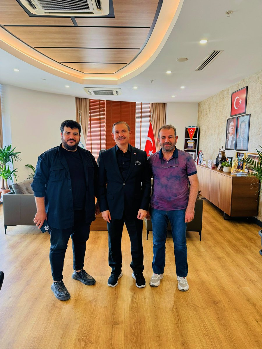 Esenyurt Belediyesi Başkan Yardımcısı ve eski İstanbul İl Özel İdaresi Genel Sekreteri olarak görev yaptığı dönemde babamın da içinde bulunduğu yakın çalışma ekibiyle değerli işlere imza atan kıymetli büyüğüm, yüksek mimar Ümit Ünal Bey'i ziyaret etme fırsatı bulduk. Halka hizmet