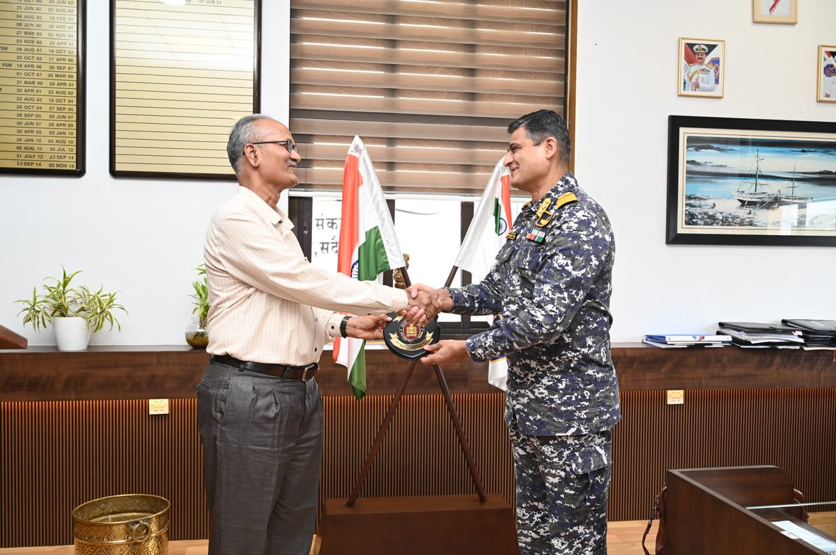 HQWNC hosted #AabharCeremony on 27 Jun 25 for Shri Ambarish K Kadu, STO (A&amp;E) of CNA (OF) Pune who retired on 30 Jun 25. The event was celebrated by felicitating him for his 34 yrs 10 months  of selfless service and dedication in the Indian Navy. It was marked with nostalgia,
