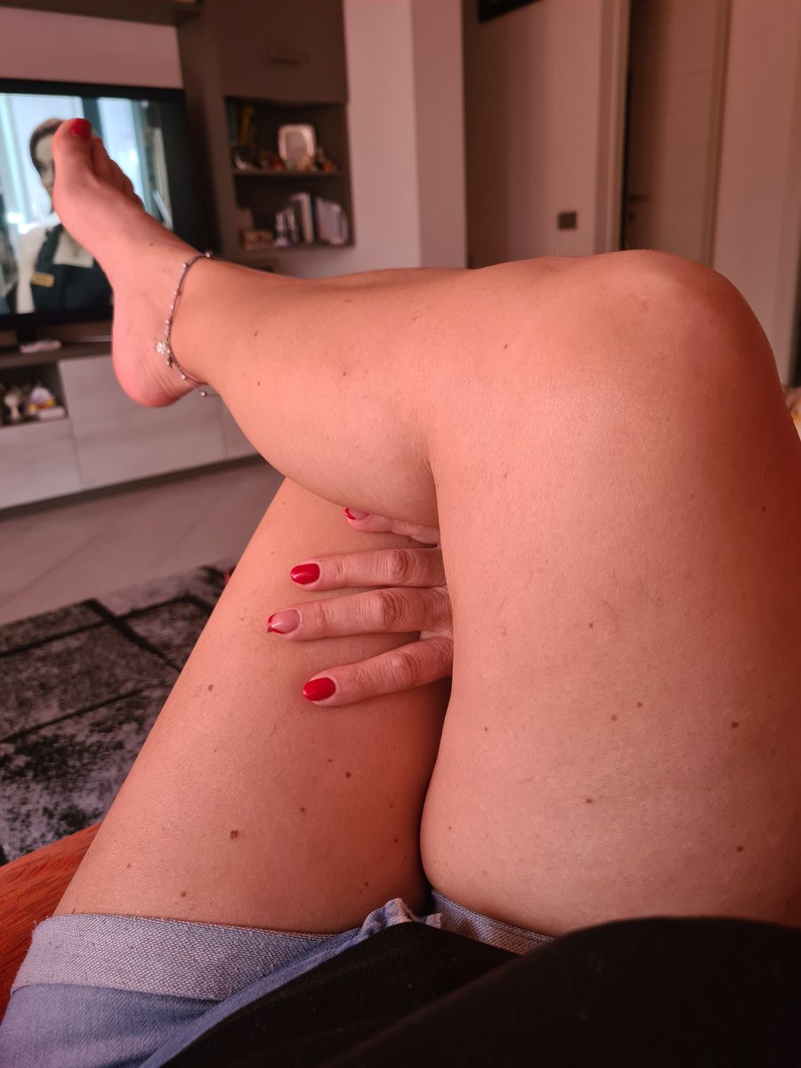 Divano, Netflix e...aria condizionata❄️anche se in realtà avrei preferito essere al mare🌊...
#attimidirelax