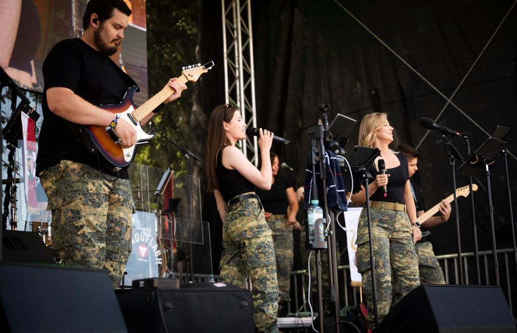 Eine Kaserne wird zur Musikbühne! 3.500 Schülerinnen und Schüler haben kurz vor den Sommerferien den Fliegerhorst in Hörsching besucht und bei "Rock the Base" mit der Rockband "Camouflash" den Schulabschluß gefeiert. Ich wünsche euch einen unvergesslichen Sommer! #missionvorwärts