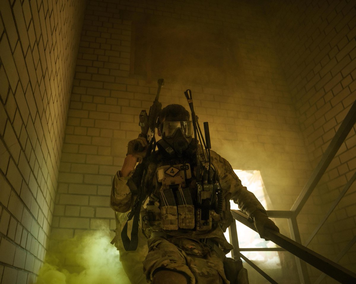 USArmyEURAF's tweet image. Gas Masks On ☢️ 

U.S. Army paratroopers assigned 2nd Battalion, 503rd Infantry Regiment, 173rd Airborne Brigade and French soldiers conducts a joint, chemical, biological, radiological and nuclear training during #SwiftResponse.

#DefenderEurope #ThisIsUSARUERAF #SwordOfFreedom