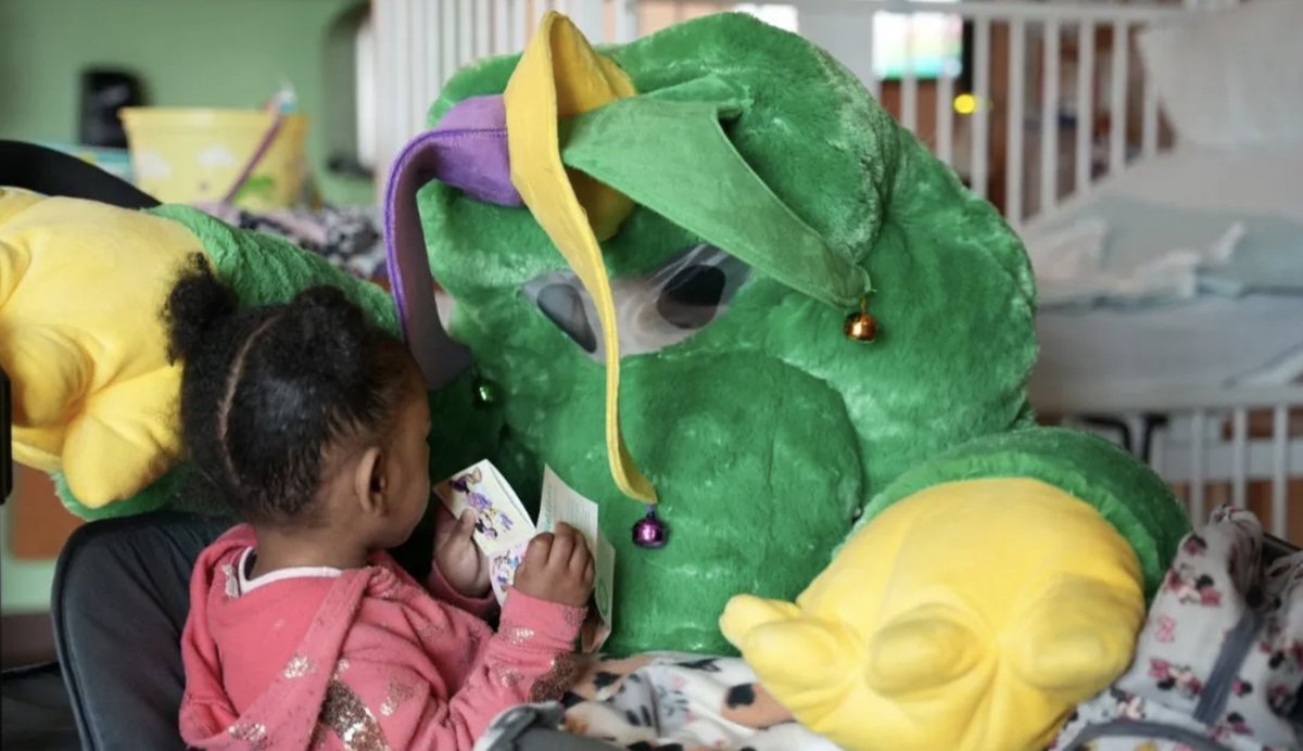 utmbhealth's tweet image. Teachers shape lives everywhere, including in hospitals. At @utmbhealth, Sheryl Bucsanyi serves as the Pediatric Hospital Teacher. Through creative costumes and hands-on activities, she brings joy and a sense of normalcy to their days. 🖍️ utmb.us/e5t
