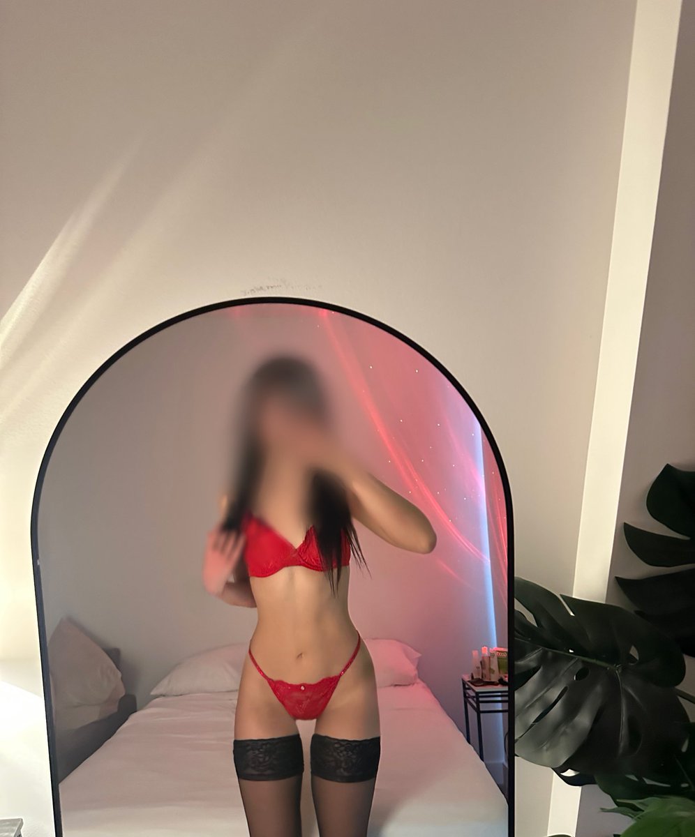 Alma_lucia11's tweet image. Feeling hot, red, and maple-syrup sweet today 🇨🇦😈

#canwejustpause