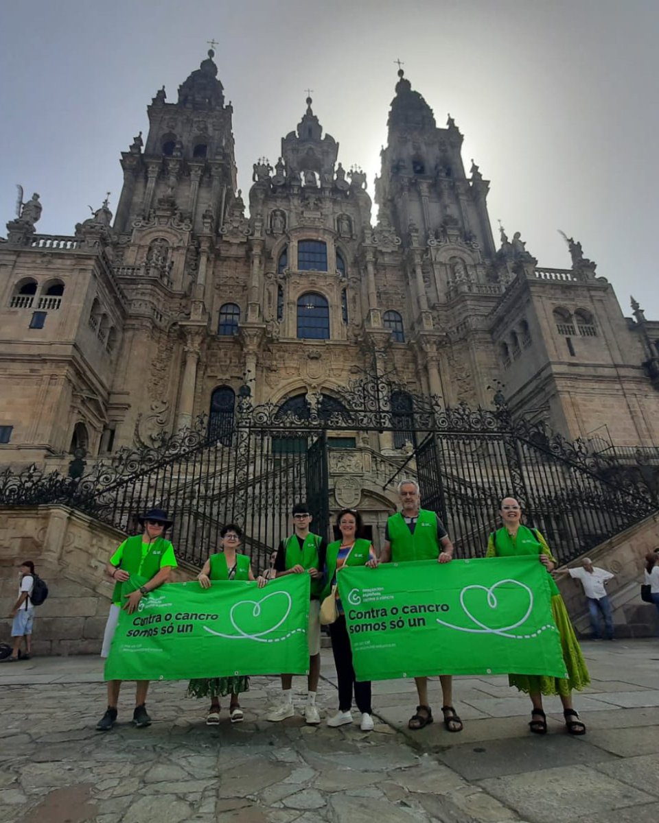 ✨Chegaron a Santiago!
A vicepresidenta da Xunta Local, Ana Peinó, e voluntarios recibiron aos corredores da XV edición de <a href="/asantiagocontra/">A Santiago contra el cáncer</a>, promovida pola Xunta Provincial de León <a href="/ContraCancerLE/">Asociación Española Contra el Cáncer LEÓN</a>, que partiron de Hendaia batendo récords por relevos. 💚
#TodoscontraelCáncer