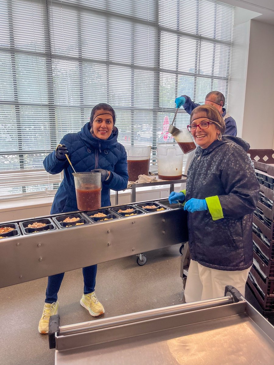 JHTechVentures's tweet image. Our #JHTV team is volunteering with Moveable Feast, helping prepare medically tailored meals for Marylanders living with chronic illness and food insecurity.
Each month, dozens of volunteers support this mission, and you can too.
Volunteer today: buff.ly/gHbO6tE