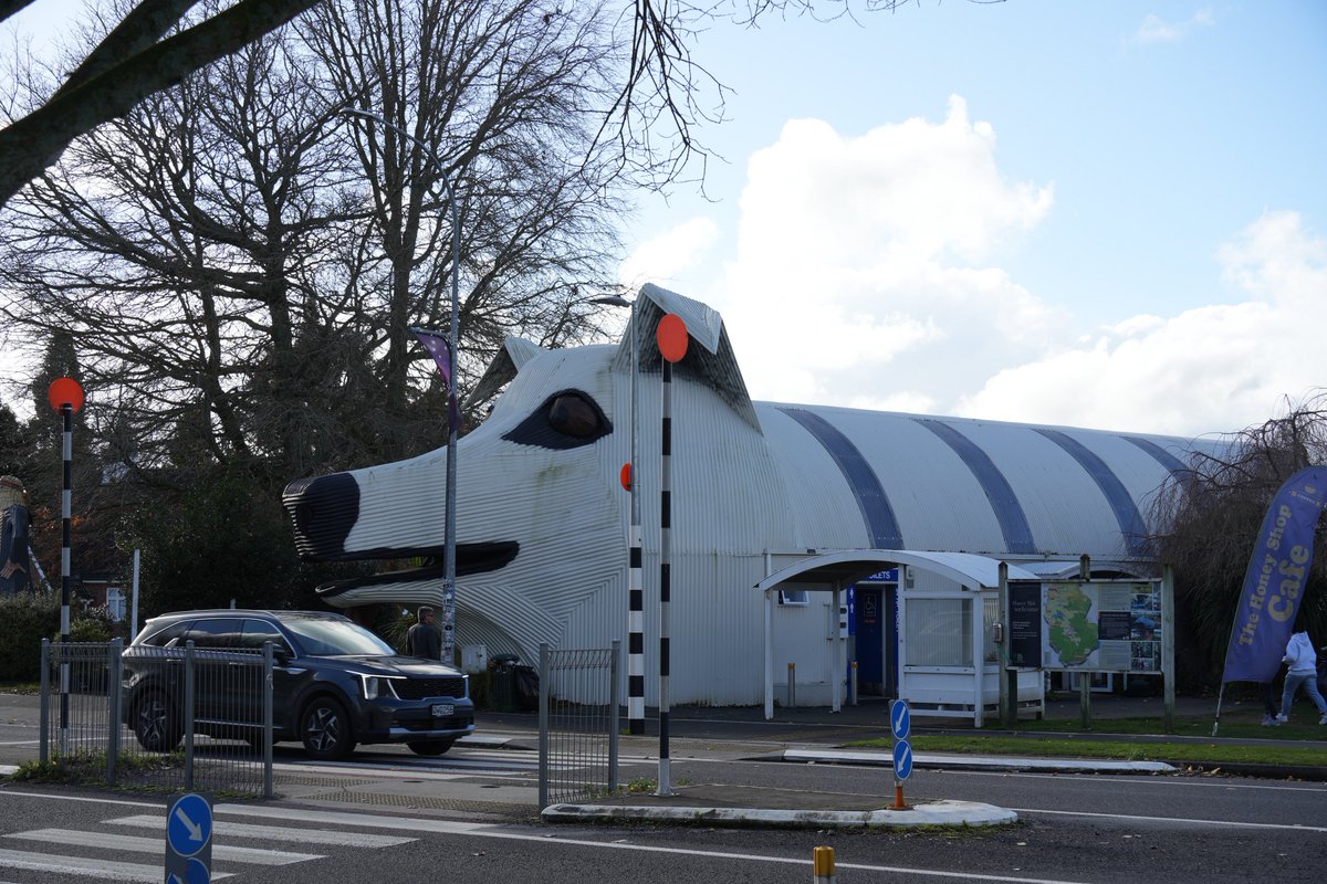 ニュージーランドでのみたひつじの大きな建物。これはお土産屋さん。犬の多いな建物は、なんと公衆トイレ。ニュージーランド必見スポットです♪
#ニュージーランド航空 #ニュージーランド使節団員