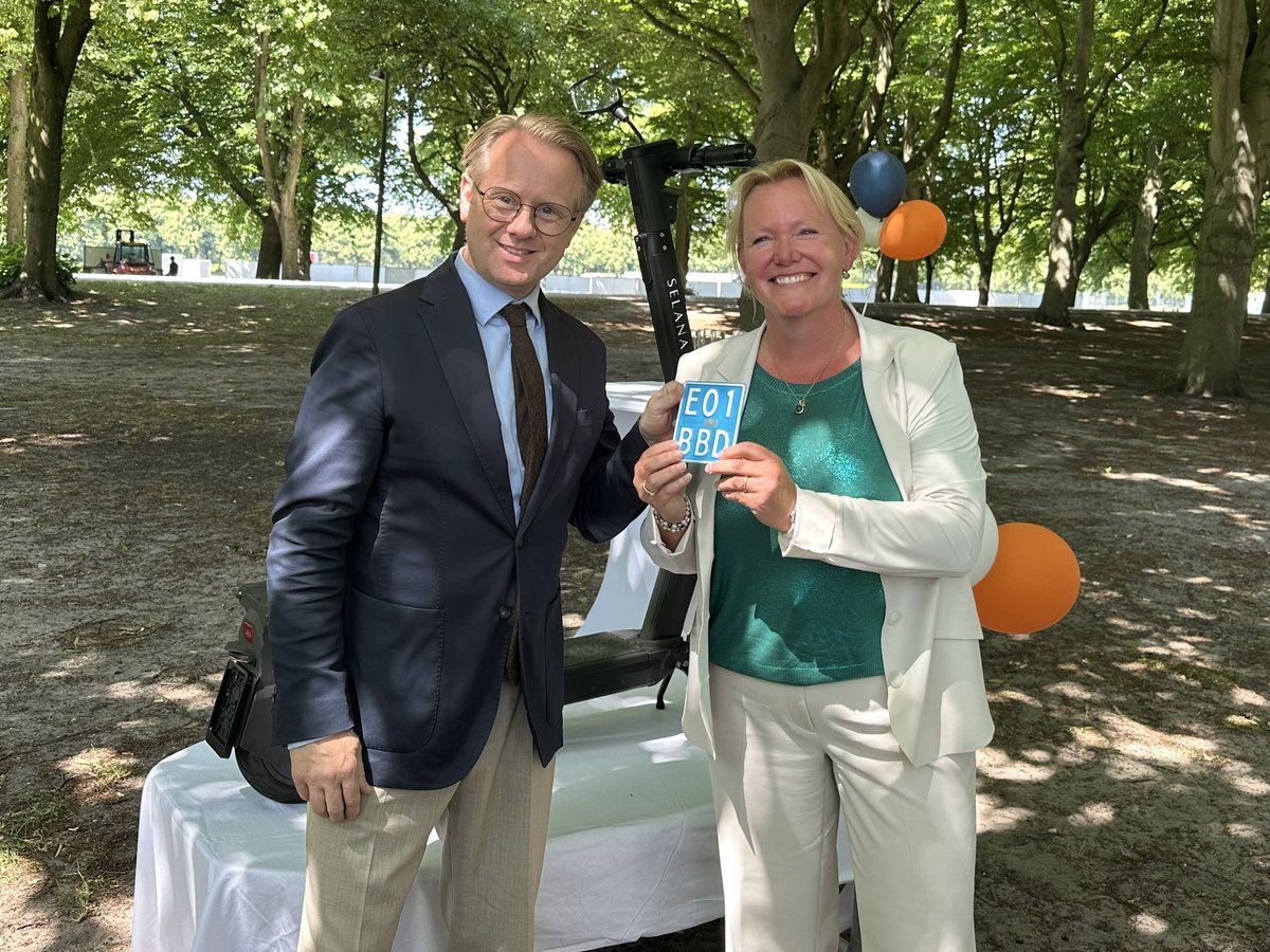 MinisterIenW's tweet image. Voor de eerste goedgekeurde e-step in Nederland reikte ik de kentekenplaat uit. Dit nieuwe formaat kentekenplaat toont aan of de 'bijzondere bromfiets' is goedgekeurd voor op de openbare weg. Het maakt de handhaving makkelijker en het verkeer veiliger.
➡️ rijksoverheid.nl/onderwerpen/vo…