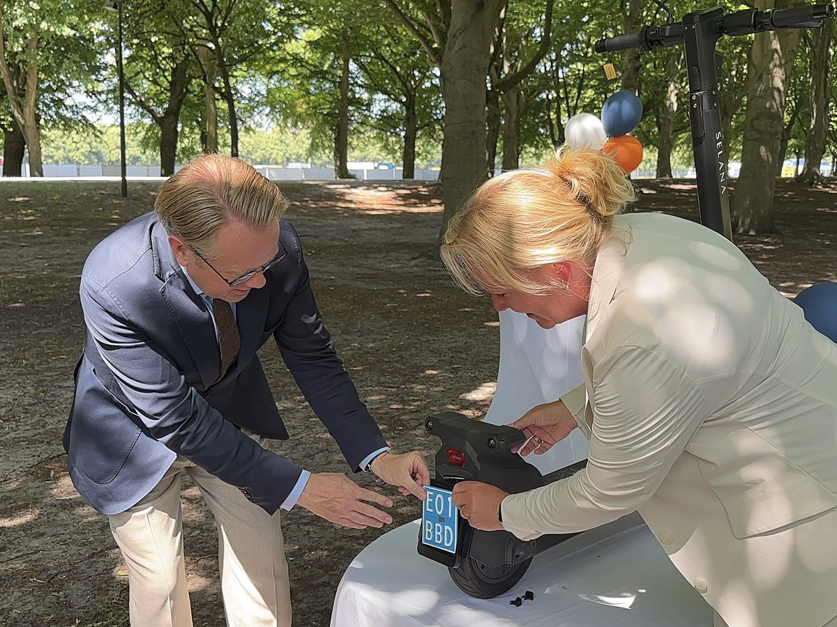MinisterIenW's tweet image. Voor de eerste goedgekeurde e-step in Nederland reikte ik de kentekenplaat uit. Dit nieuwe formaat kentekenplaat toont aan of de 'bijzondere bromfiets' is goedgekeurd voor op de openbare weg. Het maakt de handhaving makkelijker en het verkeer veiliger.
➡️ rijksoverheid.nl/onderwerpen/vo…
