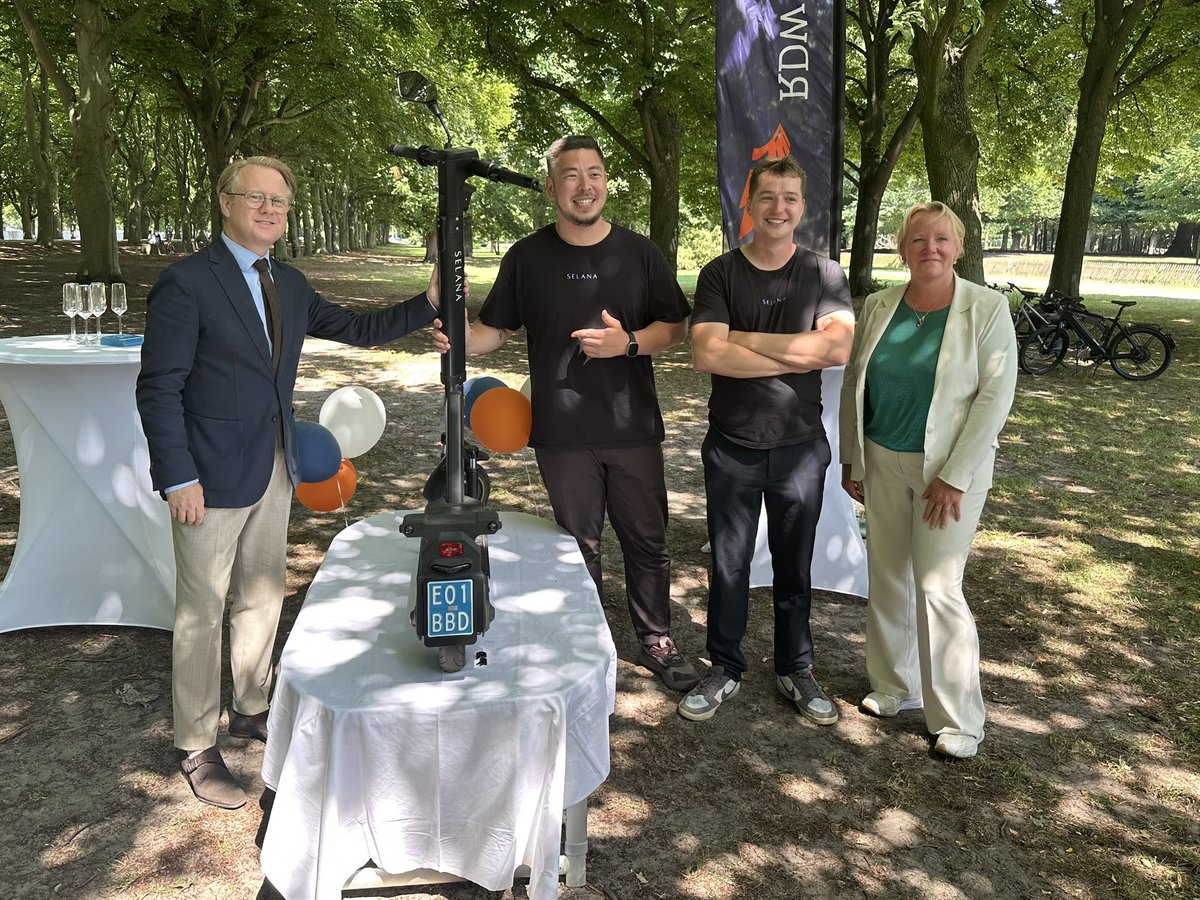 MinisterIenW's tweet image. Voor de eerste goedgekeurde e-step in Nederland reikte ik de kentekenplaat uit. Dit nieuwe formaat kentekenplaat toont aan of de 'bijzondere bromfiets' is goedgekeurd voor op de openbare weg. Het maakt de handhaving makkelijker en het verkeer veiliger.
➡️ rijksoverheid.nl/onderwerpen/vo…