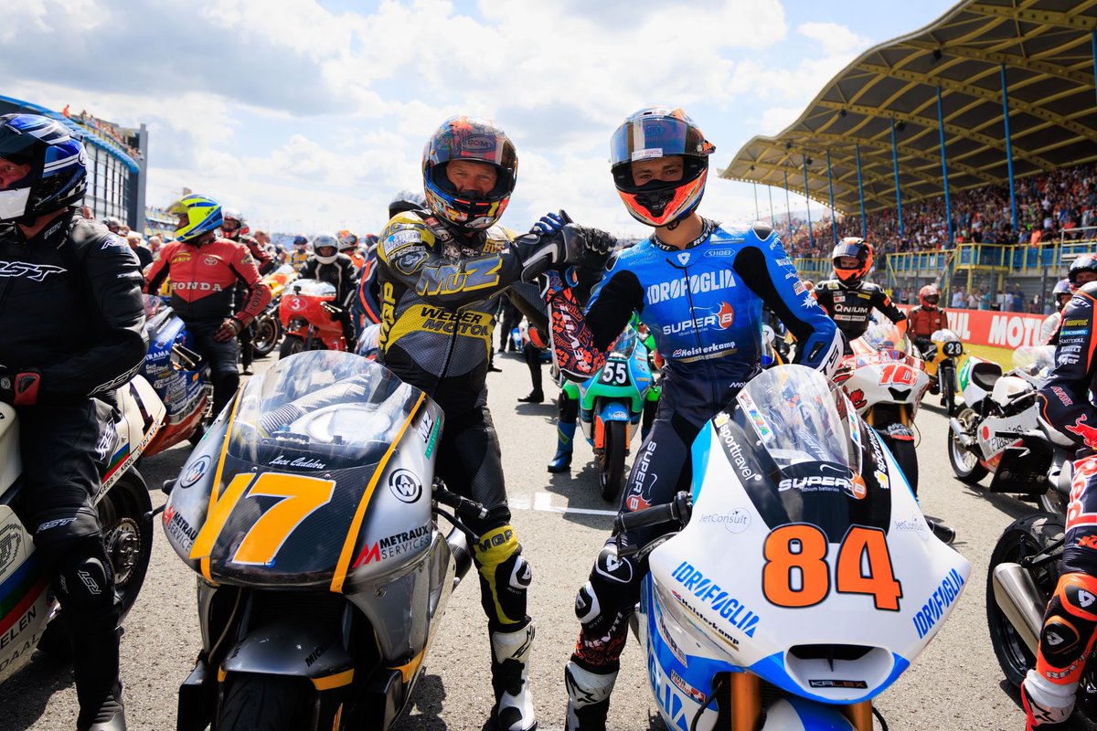 GoKoBra's tweet image. Amazing moment, me #17 and my son Zonta #84 riding a few laps on #TTAssen100years 💨😍 #oldversusnew🔥
