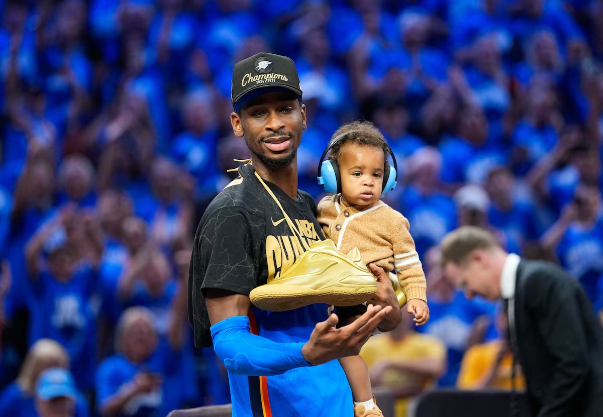 C'EST FAIT !

SHAI GILGEOUS-ALEXANDER PROLONGE A OKC !
285M sur 4 ans, le plus gros salaire annuel de l'histoire de la ligue.

Il sera au Thunder jusqu'à 2031 !