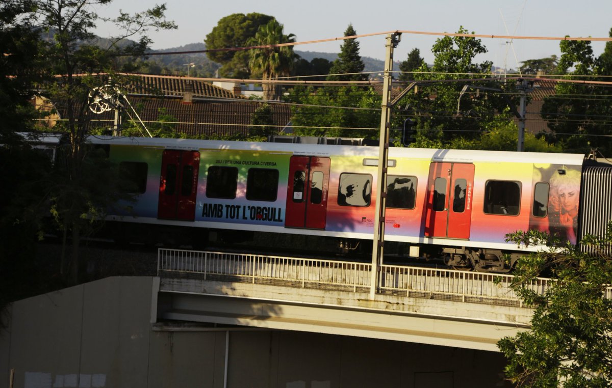 FGC Corporatiu (@fgccorporatiu) on Twitter photo 🌈🚆 Ja has vist el tren d'#FGC amb la campanya "Amb tot l'orgull"?
✍️ Amb <a href="/igualtatcat/">Igualtat i Feminisme</a> promovem les polítiques d'igualtat i la no-discriminació al transport públic i reivindiquem una cultura diversa que reflecteixi totes les veus, identitats i maneres de viure, ser i estimar. 🌈🚆 Ja has vist el tren d'#FGC amb la campanya "Amb tot l'orgull"?
✍️ Amb <a href="/igualtatcat/">Igualtat i Feminisme</a> promovem les polítiques d'igualtat i la no-discriminació al transport públic i reivindiquem una cultura diversa que reflecteixi totes les veus, identitats i maneres de viure, ser i estimar.