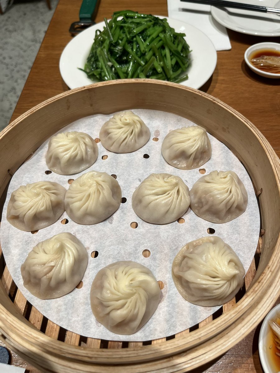 mamekichi55's tweet image. 胡椒餅食べた後、鼎泰豊新生店へ。50分待ち。受付の方にI don’t have a resavation と伝えた途端日本人だとバレた！表現がおかしかったのか、日本人訛りバリバリだったのだろうか❓🤔謎😂