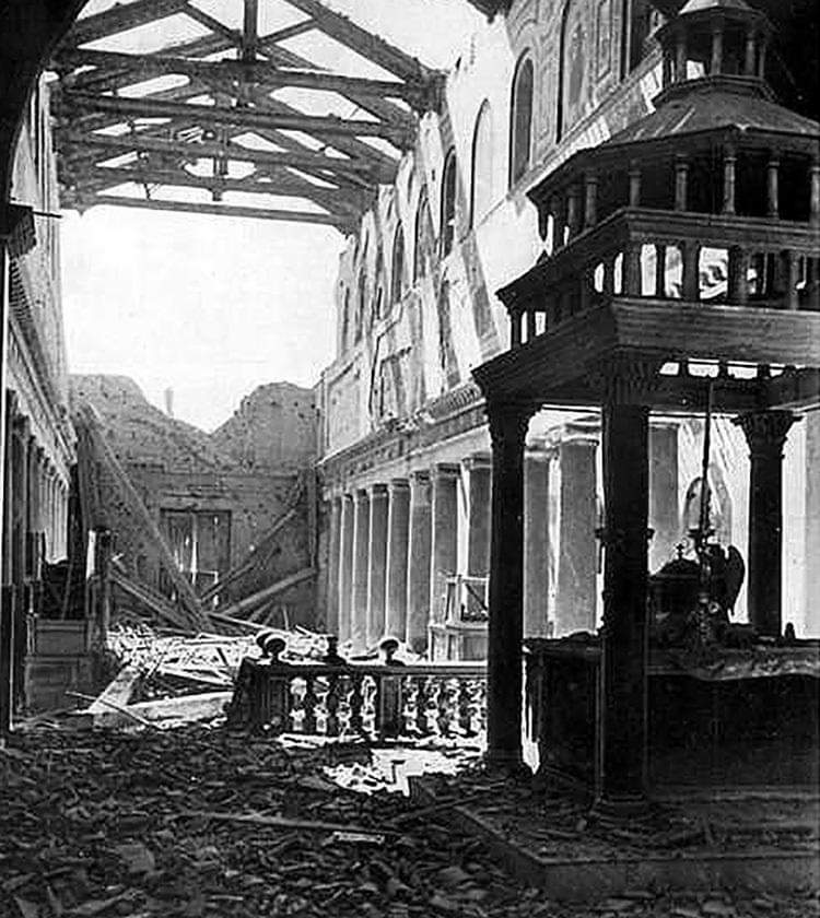 romamedieval's tweet image. La basílica de San Lorenzo sufrió los bombardeos aliados durante la II Guerra Mundial, quedando gravemente dañada.
En el claustro de la basílica de San Lorenzo Extramuros se conservan los restos de una de las bombas que cayeron sobre la iglesia en julio de 1943.