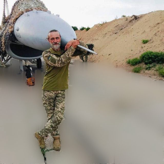 Osinttechnical's tweet image. Ukrainian Air Force ground crew with his F-16AM Fighting Falcon.