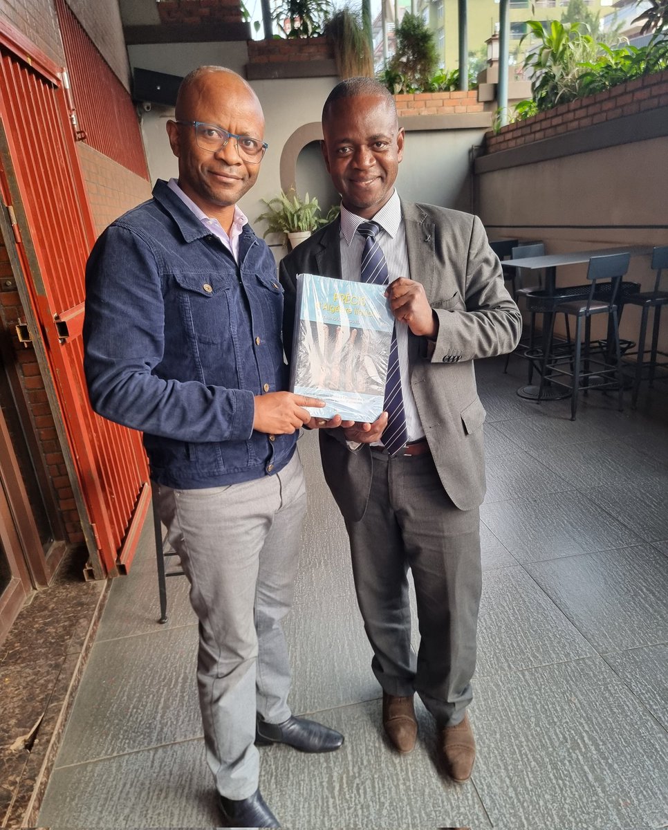 C'est depuis très longtemps que je consomme ton expertise en Droit.
  Je suis HONORÉ par ton ACHAT-SPONSOR d'un exemplaire de mon PRÉCIS D'ALGÈBRE LINÉAIRE.
Je sais que tu es un amoureux de belles phrases, quelle qu'en  soit la langue:

 "SIYO MAMBO YA KAWAÏDA  KUWAONA MA