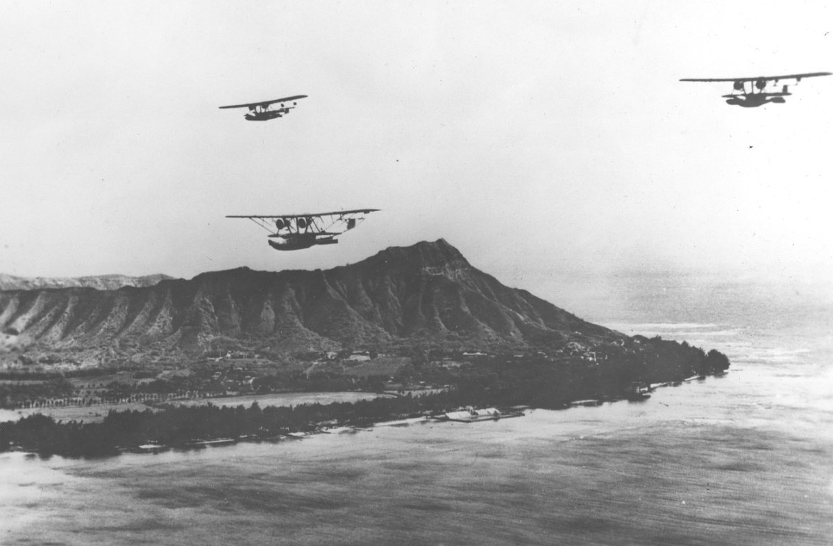 sentandoapua's tweet photo. Aeronaves de patrulha Consolidated P2Y-1, do Esquadrão VP-10 da US Navy, sobrevoando Diamond Head, Havaí, 1934
#aviação #militar #historia #Patrulha #USNavy #P2Y https://t.co/Vfw3I4OEC6