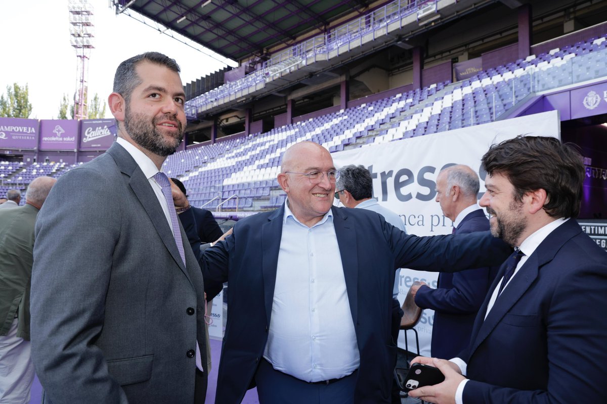 👉 El alcalde <a href="/JesusJCarnero/">Jesus Julio Carnero</a> clausura el 25º aniversario de <a href="/TressisSV/">Tressis</a>, que celebra 5 años en #Valladolid.

La firma, clave en el sector financiero, contribuye al desarrollo económico de la ciudad y de #CastillayLeón. El acto contó con la conferencia del economista <a href="/dlacalle/">Daniel Lacalle</a>.