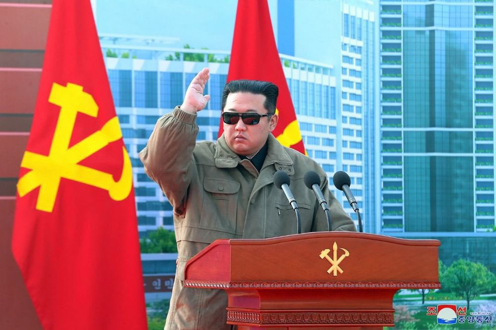 KimJongUnArabic's tweet photo. زعيم كوريا الشمالية : في حرب اوكرانيا الغرب اتحد بأكمله ضد روسيا وصدعوا العالم بالإنسانية وأن دم الإنسان هو أهم شيء في هذه الأرض وعندما قصفت إسرائيل الاطفال والابرياء في فلسطين أمام العالم الذي شاهد الإبادة عبر التلفاز أغلقوا عينهم وأتحدوا مع إسرائيل .. منافقين لا مبدأ لهم. https://t.co/86LDwBgOZk