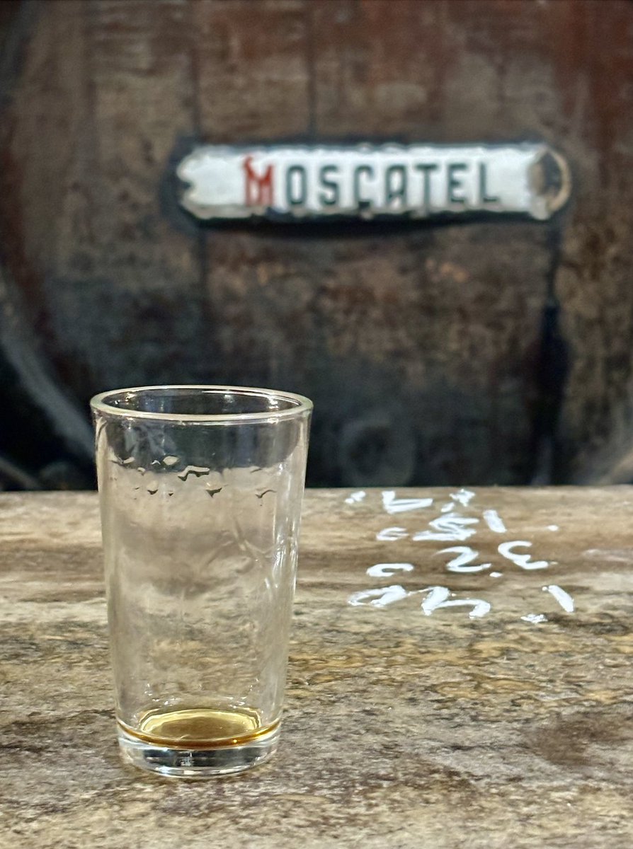 Apéritif au comptoir de la célèbre Antigua Casa de Guardia, fondée en 1840, à Málaga. 
Couleur topaze claire, arôme de muscat, floral, épices, raisins secs, noix, miel. Bouche ronde. Délice. Addition à la craie. Bonheur.