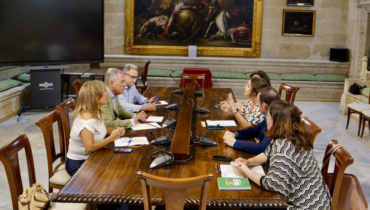 Ayuntamiento de Sevilla (@ayto_sevilla) on Twitter photo Reforzamos la colaboración 🫱🏻🫲🏼 con la <a href="/AndaluciaJunta/">Junta de Andalucía</a> abordando nuevas vías de colaboración en materia de sostenibilidad y gestión de residuos ♻️🚮.
🔹 <a href="/jlsanzalcalde/">José Luis Sanz</a> se ha reunido con la consejera de <a href="/MedioAmbAND/">Consejería de Sostenibilidad y Medio Ambiente</a> para avanzar en políticas de sostenibilidad urbana para #Sevilla. Reforzamos la colaboración 🫱🏻🫲🏼 con la <a href="/AndaluciaJunta/">Junta de Andalucía</a> abordando nuevas vías de colaboración en materia de sostenibilidad y gestión de residuos ♻️🚮.
🔹 <a href="/jlsanzalcalde/">José Luis Sanz</a> se ha reunido con la consejera de <a href="/MedioAmbAND/">Consejería de Sostenibilidad y Medio Ambiente</a> para avanzar en políticas de sostenibilidad urbana para #Sevilla.