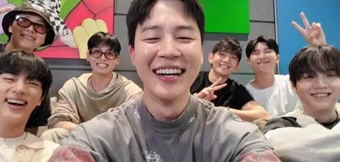 BUniverso7's tweet image. Primeira Live do BTS juntos esse ano 
💜💜😃😃
#BTSISBACK