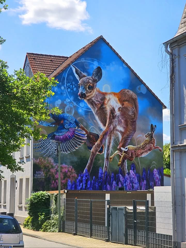 Also, das ist unser persönliches Lieblingsmural (Wandgemälde) in #Gelsenkirchen. 💕 Zu finden in Ückendorf, wenn ihr die Kray-Wanner-Bahn entlang radelt in Richtung #Erzbahntrasse (linke Seite). Wir lieben das. Zeigt uns euer Lieblingswandbild! Es gibt so viele tolle in GE. 🫶