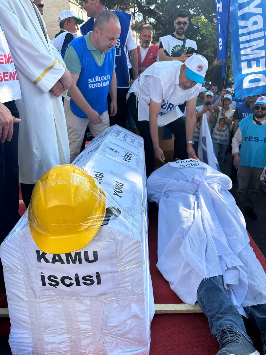 Kahramn0038's tweet photo. @06isciplatformu Biz bu yola baş koyduk, geri adım yok!

Hak verilmez, alınır!

Eylem mi dediniz? Eylemse eylem!

Grev mi dediniz? Grevse grev!

Bu işçinin sabrı taştı,

Bu meydan artık sustuysa, ses biziz!

TürkişHakiş GreveGit https://t.co/36ISVZSjIN
