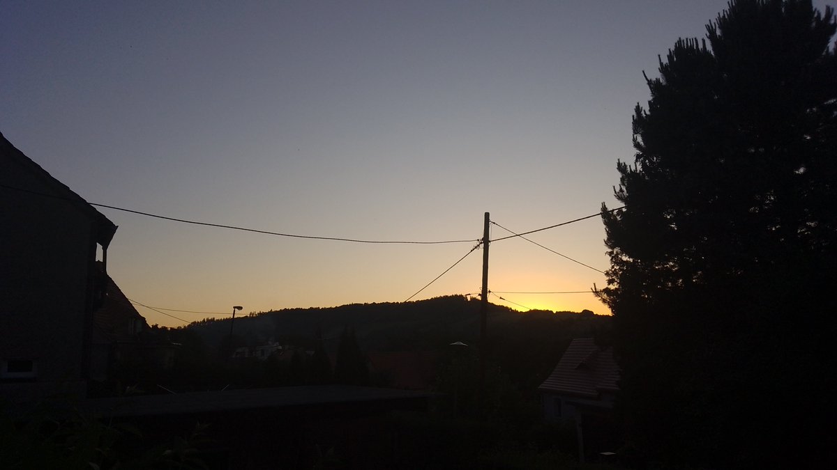 MeteoSynop's tweet image. Mamy bezchmurny i niemal bezwietrzny wieczór z suchym powietrzem. Noc będzie rześka. 

Nowa Ruda, 21:00:
☀️0/8 (Cʟ = 0, Cᴍ = 0, Cʜ = 0) 
temperatura: 21,0°C 
temp. punktu rosy: 6,9°C 
wiatr 360°⬇️o prędkości 1 m/s
widzialność: ⩾50 km
ciśnienie względne: 1018,7 hPa (+0,1 hPa/3h)