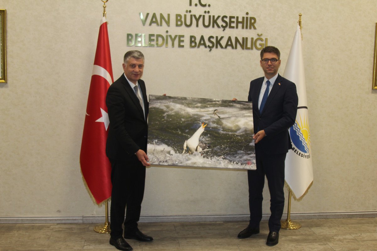 Kaymakamımız Sn. Murat KARALOĞLU, Van Büyükşehir Belediyesi Genel Sekreteri Sn. Ulaş AKHAN’ı ziyaret etti. İlçemize dair çalışmalar istişare edildi. Sn. Kaymakamımız, nazik ev sahipliği için Sn. AKHAN’a teşekkür etti.

<a href="/karaloglu_murat/">Murat KARALOĞLU</a> 
#erciş