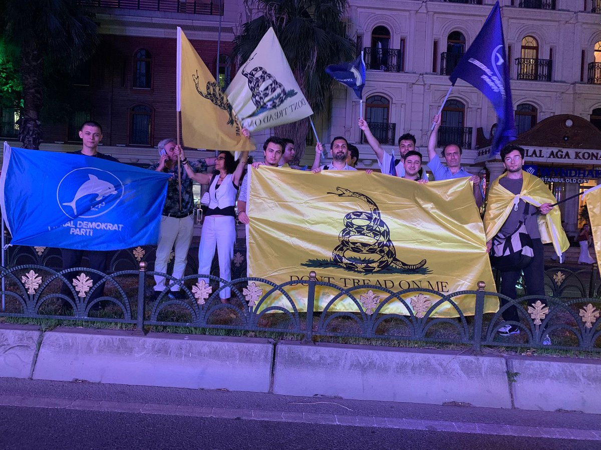 Özgür Özel bey, saymasa da “liberal demokratlar” da meydandaydı…
Bir parti veya kişi için değil, herkes için demokrasi ve hukuk devleti için oradaydı.
<a href="/eczozgurozel/">Özgür Özel</a>